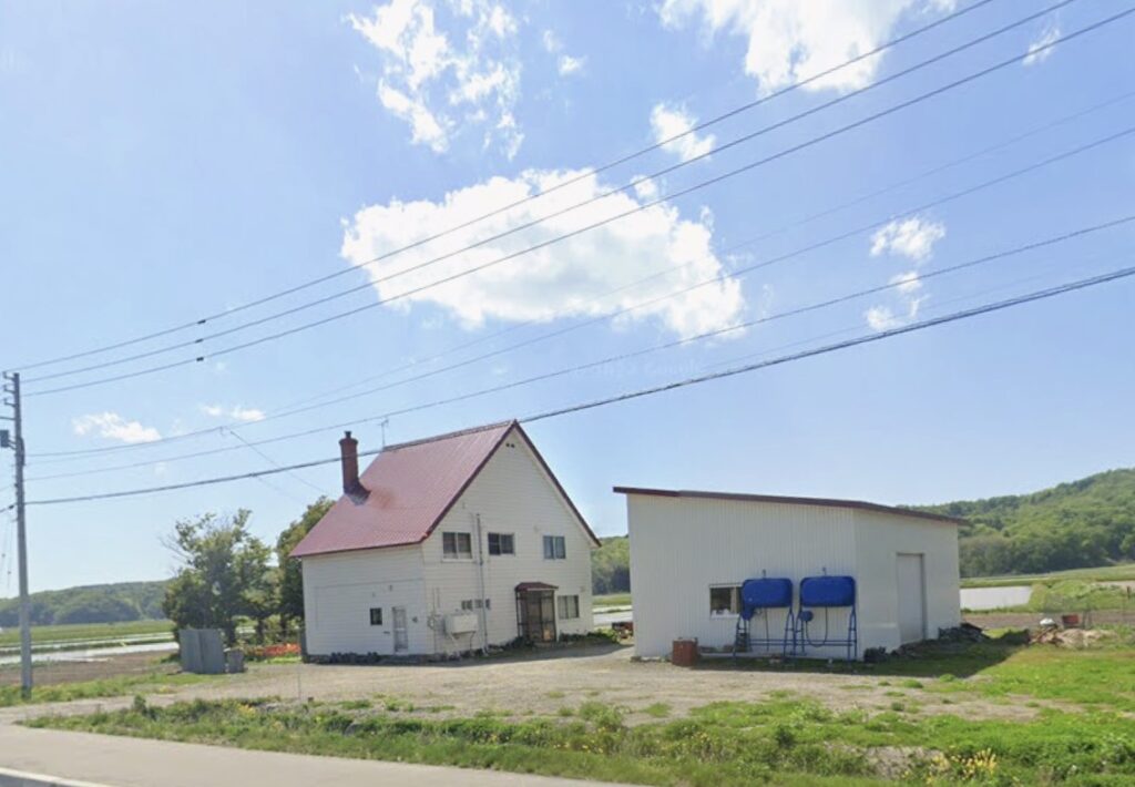 鉄骨造の納屋付き三方が農地の一軒家　２５０坪の敷地